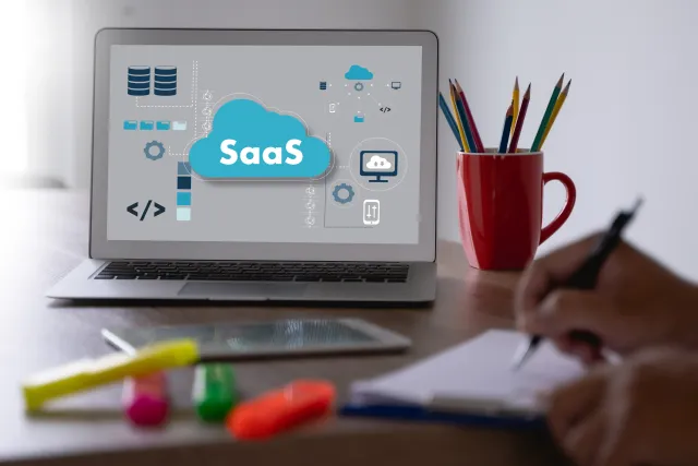 SAAS Pria yang bijaksana melihat ke layar tablet digital