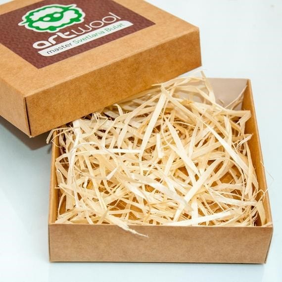 Contoh penggunaan wol kayu dalam kemasan dekoratif. Sumber: Etsy.com