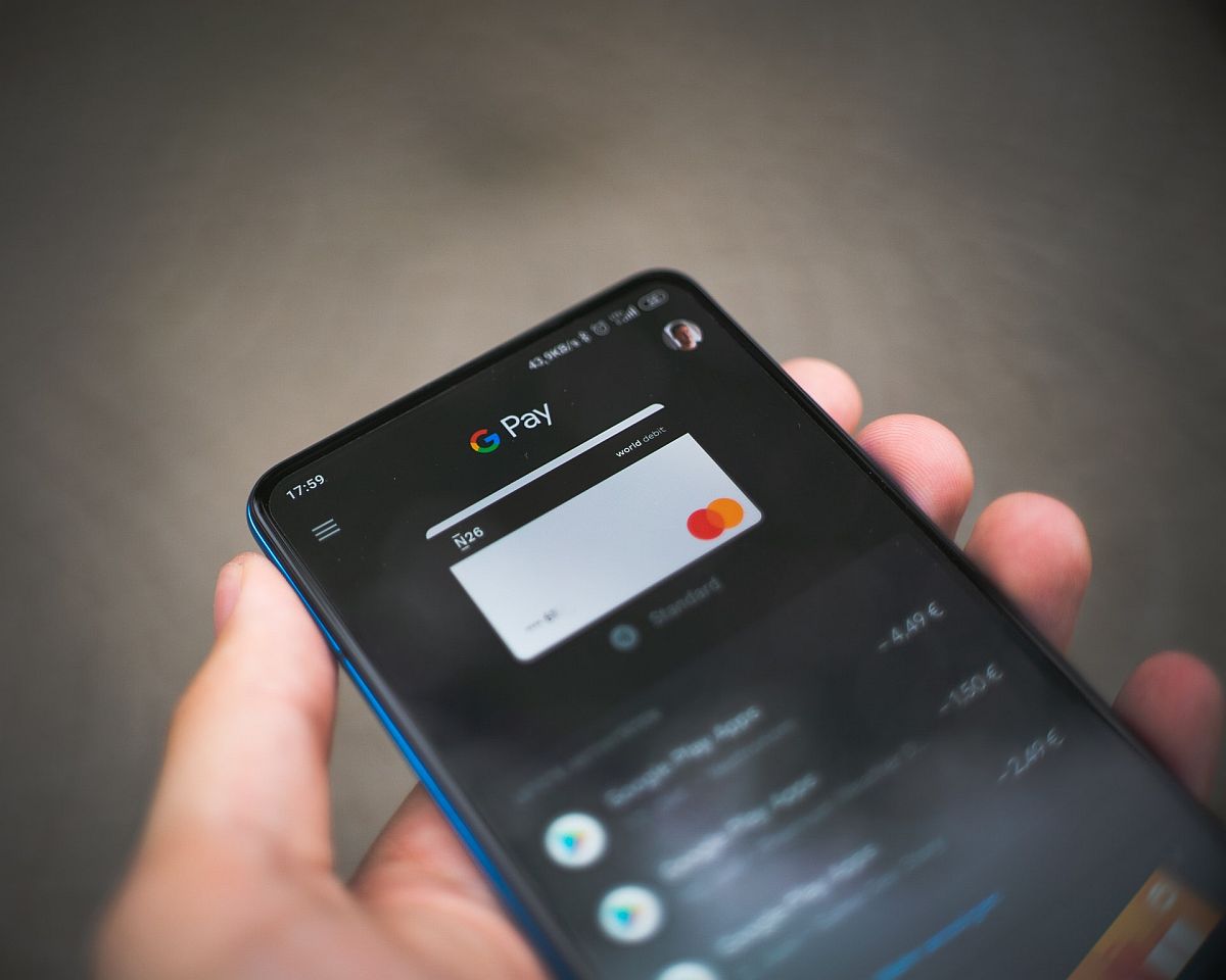 Smartphone menampilkan aplikasi pembayaran; sinyal kepercayaan pada konsep checkout