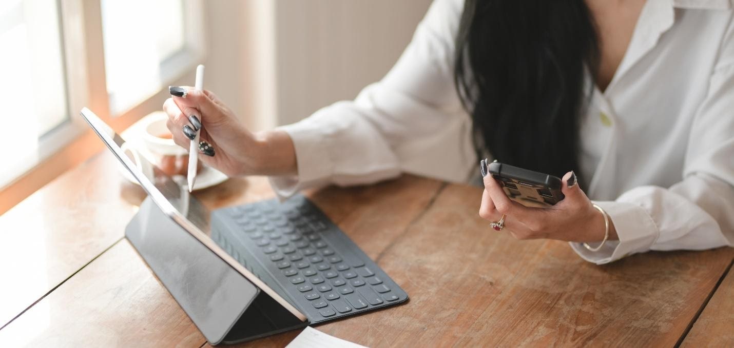 Femme avec tablette UX