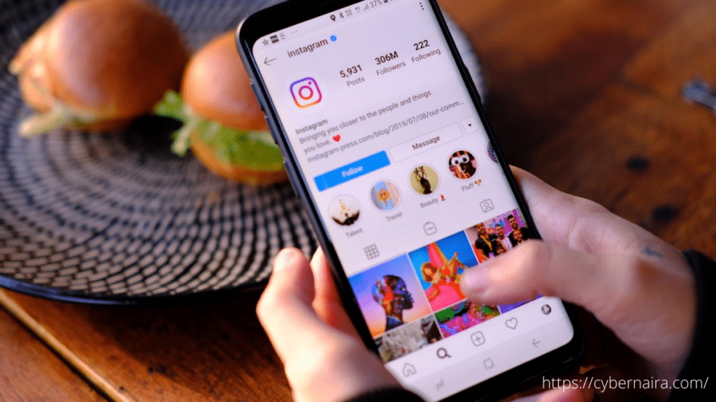 فتح رجل يحمل هاتفًا ذكيًا عليه تطبيق Instagram