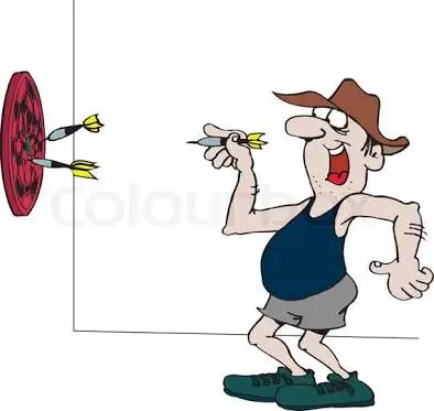 hombre jugando dardo