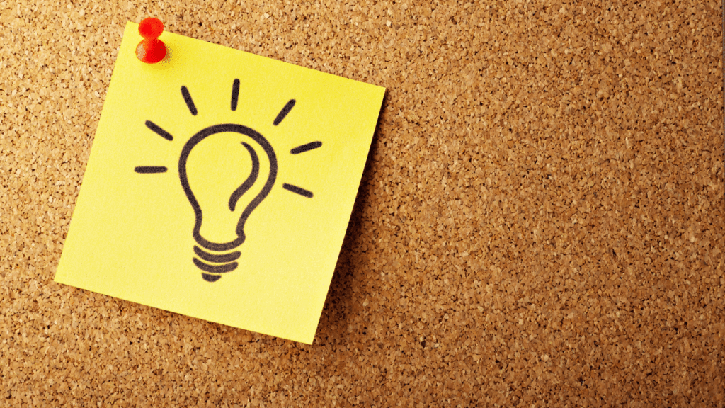 karteczki samoprzylepne na ścianie z żarówką