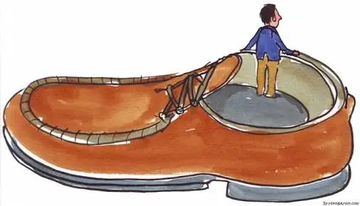 un hombre en un zapato