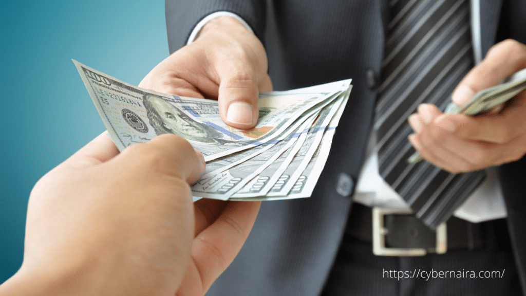hombre pagando por servicio prestado con dinero