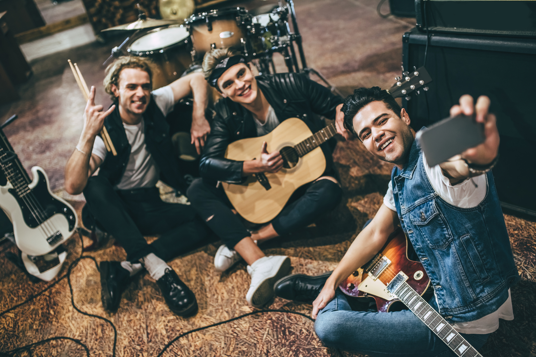 pemasaran media sosial untuk musisi pada tahun 2021, cara memasarkan band musik rock Anda melalui media sosial, tips pemasaran untuk musisi