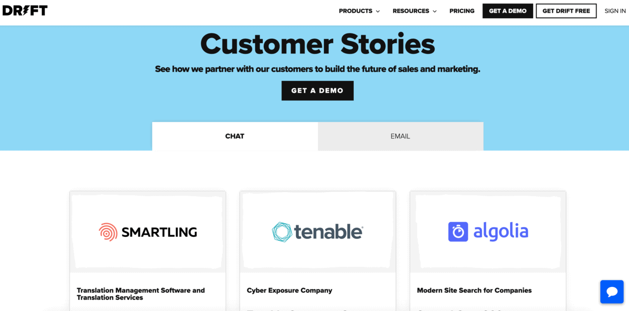 uma imagem de várias histórias de clientes à deriva como marketing visual eficaz