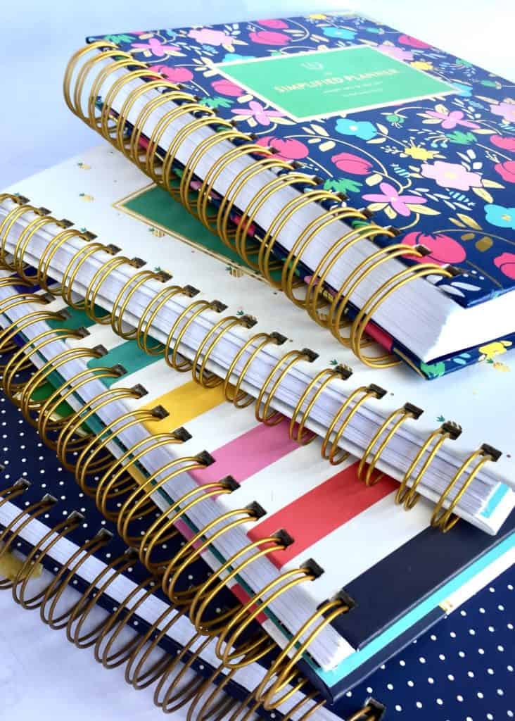 Iată toate planificatoarele mele simplificate pe care le-am folosit de-a lungul anilor. Îmi spun cum îmi folosesc planificatorul în fiecare zi și sunt organizat. Dacă sunteți în căutarea unui planificator de zi cu zi, iată recenzia mea de planificator simplificat cu imagini!