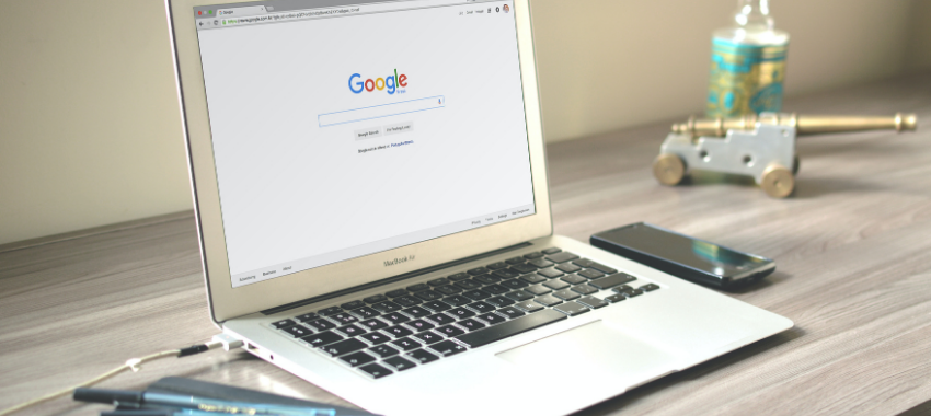 Căutare. În imagine este un laptop cu pagina Google deschisă.