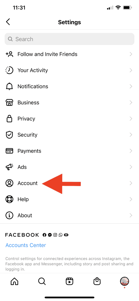 設定のアカウント部分を指す赤い矢印の付いたInstagram設定のスクリーンショット。