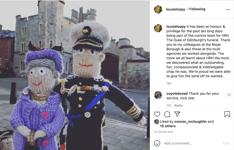 Captură de ecran a unei postări pe Instagram care înfățișează două păpuși tricotate ale Reginei și ale Prințului Phillip în afara Castelului Windsor.