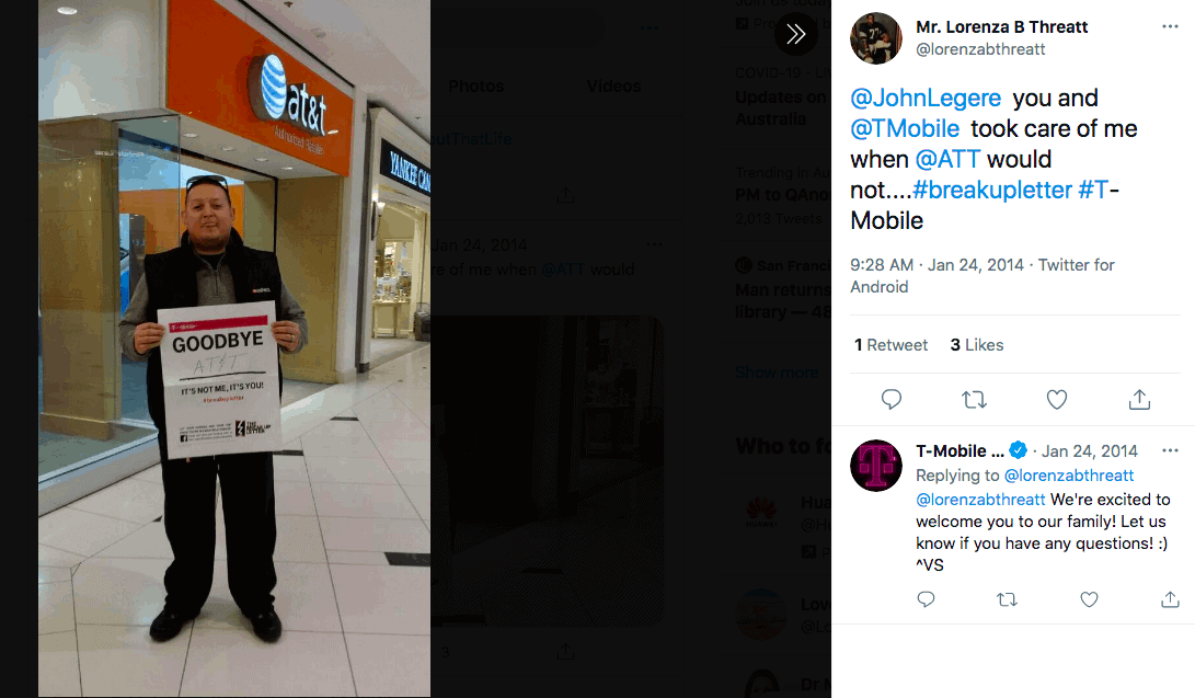 一名男子站在 T-Mobile 外面的 Instagram 照片，上面有一個手寫的標誌