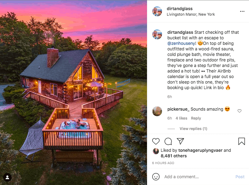 一對夫婦在被大自然環繞的小屋外的熱水浴缸中的 Instagram 帖子