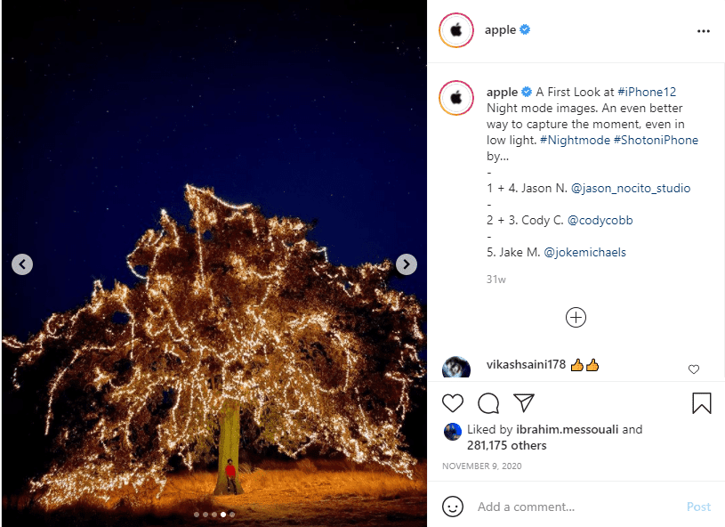 Postarea pe Instagram a unui bărbat care stă sub copac cu luminițe noaptea