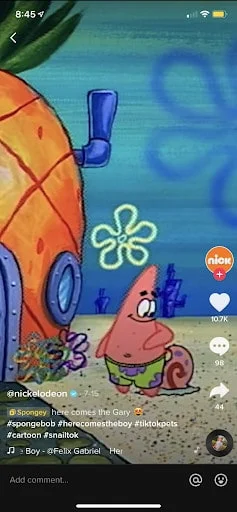 Patrick Star et Gary l'escargot devant la maison d'ananas de Bob l'éponge sous la mer