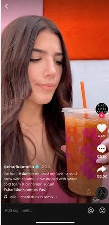 Charli DAmelio cu una dintre băuturile ei personalizate