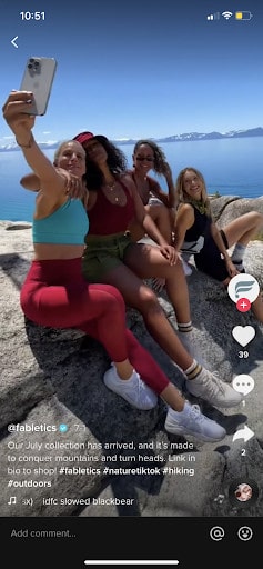 @fabletics с четырьмя женщинами на вершине горы, позирующими для фото