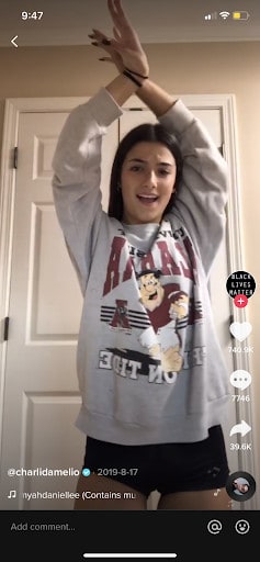 @charli damelio TikTok показывает, как она танцует
