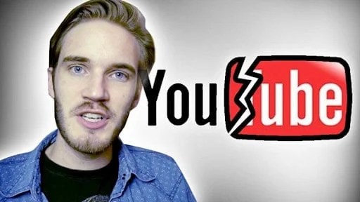 PewDiePie junto al logotipo de YouTube