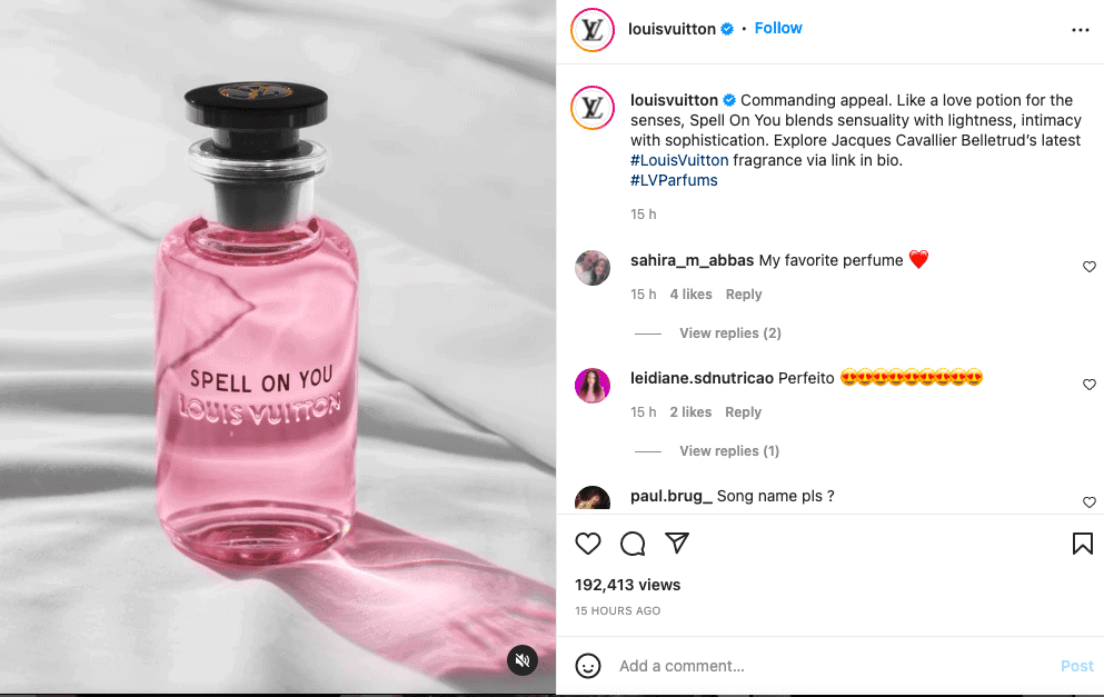 @louis vuitton post na Instagramie z butelką perfum z napisem „Spell on you”