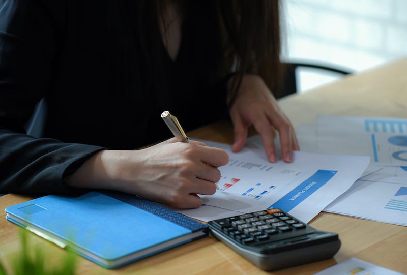 企業は広告にいくら費やしますか
