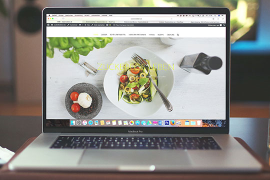 Macbook-Laptop-Work-Desk-Sito Web Design