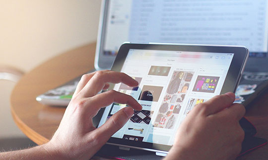 Layar Komputer Sentuh Teknologi Digital Tablet iPad