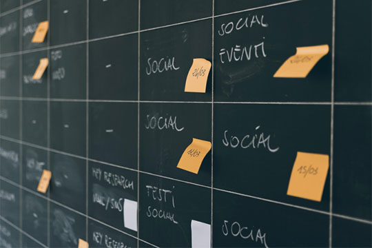 Social Data Analytics - Campanie de marketing - social-media-note-board-pin-post-schedule