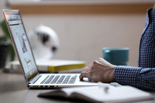 商务商务办公桌互联网笔记本电脑办公技术工作