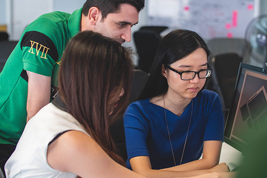 Dezvoltator-Work-Birou-Computer-Mobil-Discuție-Echipă