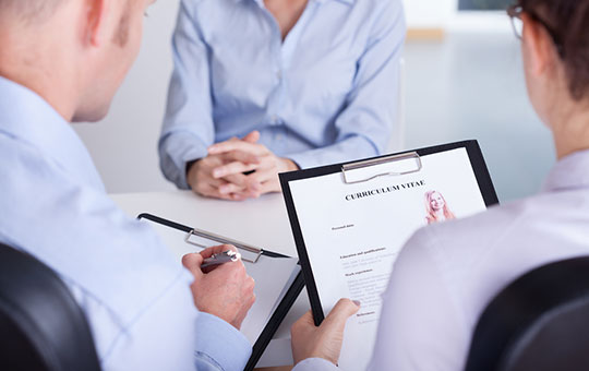 empregado-emprego-entrevista-emprego-carreira-cv-currículo