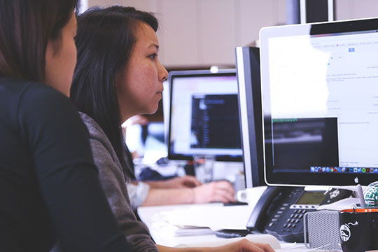 empresa-computador-colega de trabalho-dados-digital-emprego-aprender-marketing-escritório-inicialização-ensino-tecnologia-trabalho