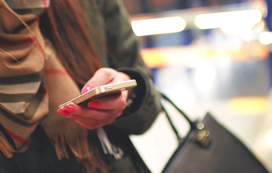 ファッション-人-女性-手-携帯電話