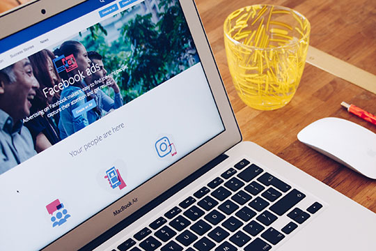 Facebook-ноутбук-социальные сети-маркетинг-реклама-работа-технологии-бизнес
