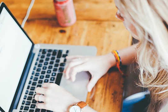 komputer-kerja-kantor-meja-startup-bisnis-web-tulis-internet-pemasaran-konten