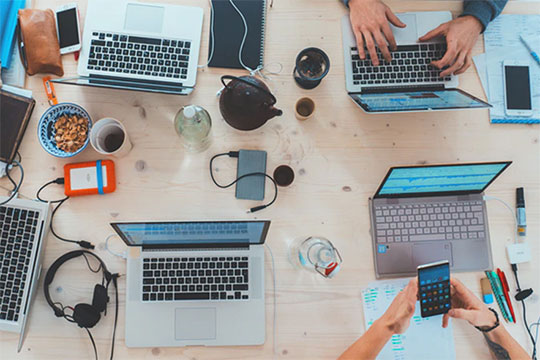 kantor-meja-kerja-tim-rapat-diskusi-kolaborasi