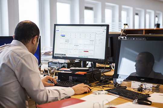 negocio-ecommerce-computadora-datos-escritorio-internet-oficina-tecnología-trabajo