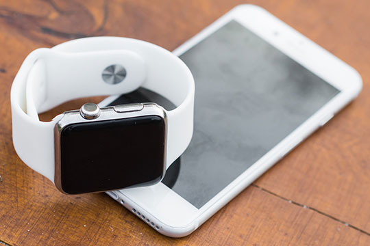 iphone-iwatch-smartphone-smartwatch-apple-technologie-fitness-tragbare-tech-gesundheitsbranche