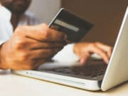 comerț electronic-coș-de-cumpărături-credit-card-debit-plată-online