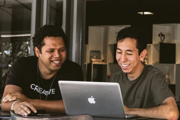 مكتب-عمل-فريق-مطور-مصمم-كمبيوتر-مكتب