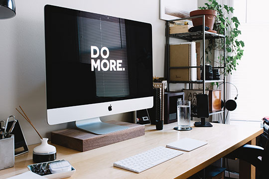 كمبيوتر مكتبي - تكنولوجيا - عمل - برمجيات - مصدر مفتوح - شركات ناشئة