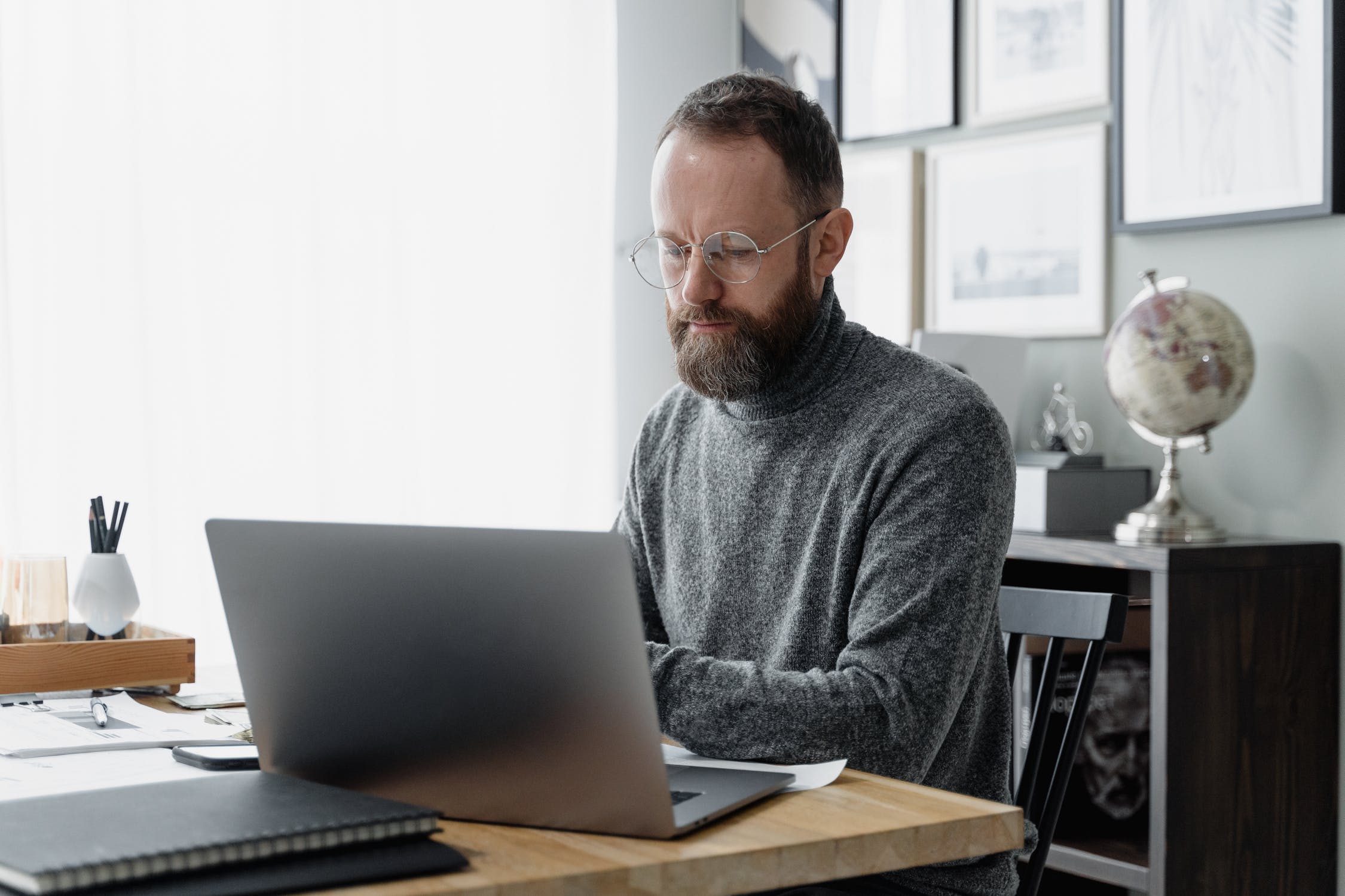 Exemple de persona d'acheteur SaaS - Logiciel de rétroaction des clients et des utilisateurs : Elijah, le Growth Hacker Manager