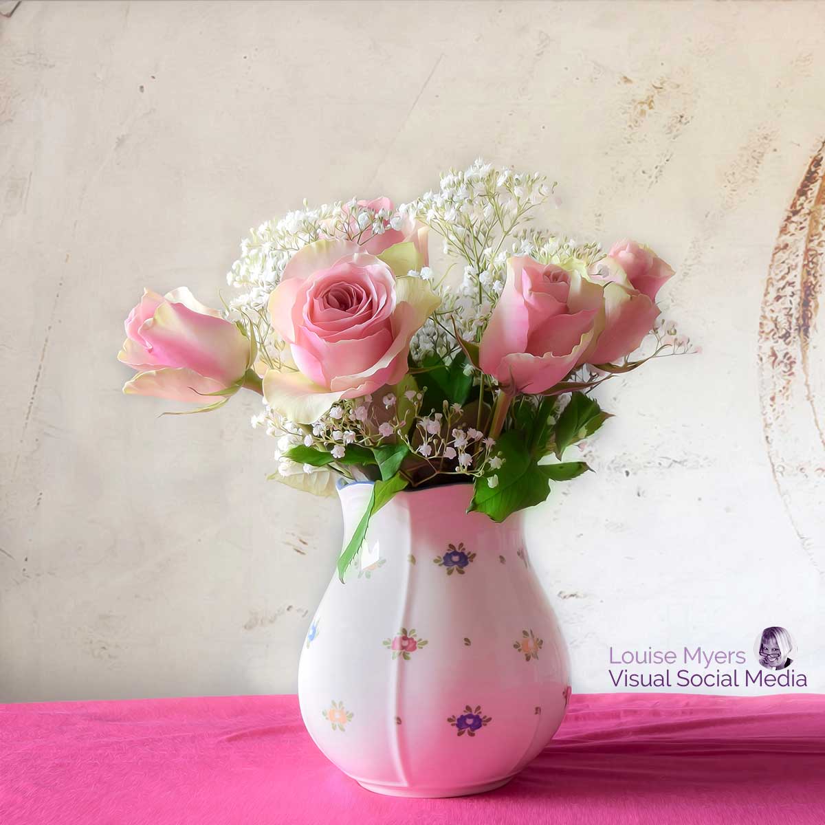 vase en porcelaine de roses roses.