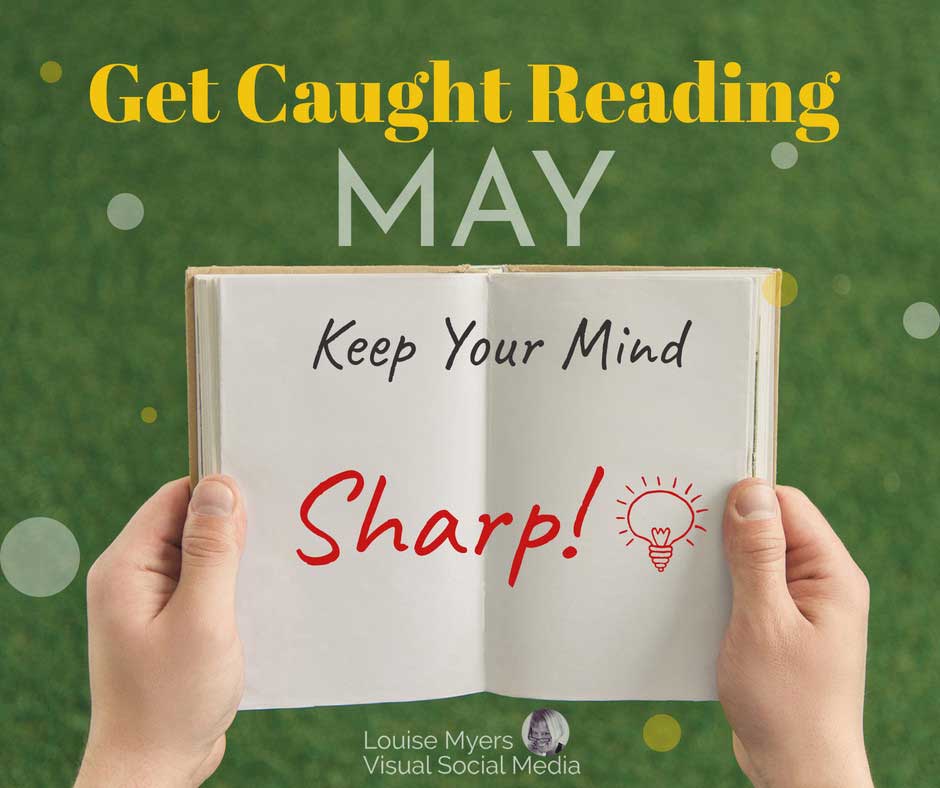 يد تحمل كتابًا يقول أن شهر ماي هو شهر القراءة.