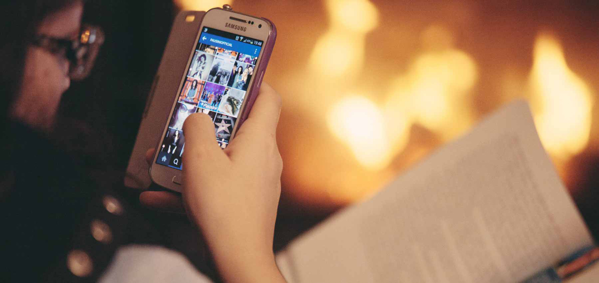 Femeie răsfoiește reclame digitale