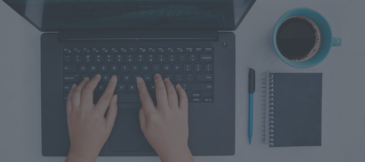 Omul verifică valorile pe laptop