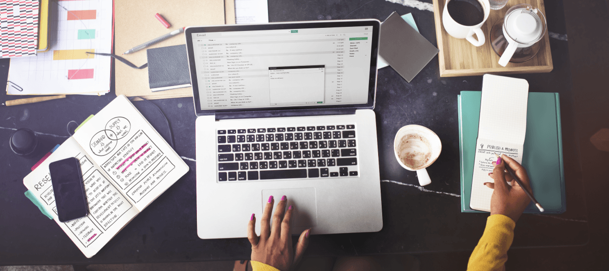 Planejando a arrecadação de fundos de inverno no laptop