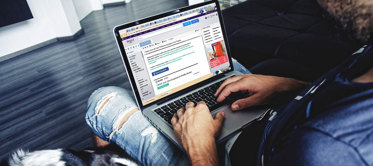 Homem escreve e-mail para marketing
