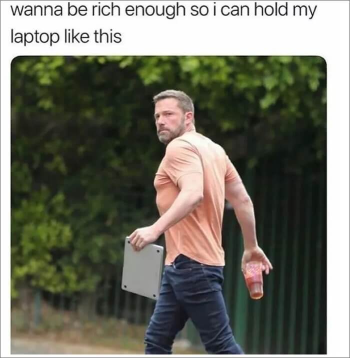 böyle laptop taşıyacak kadar zengin