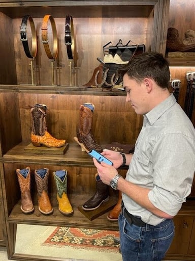 Bir Lucchese satış elemanı, çevrimiçi alışveriş yapan bir müşteriye yardımcı oluyor
